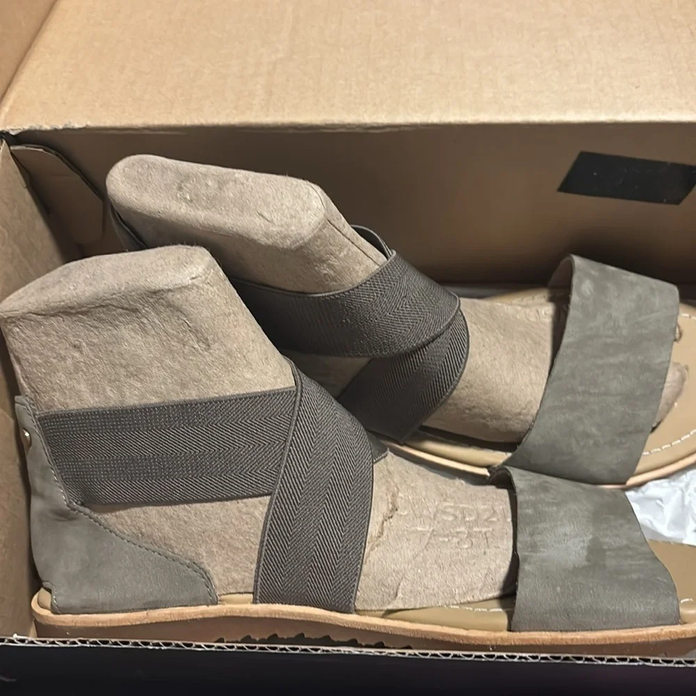 Sorel Ella Criss Cross Sandals Sage Green Suede size 8